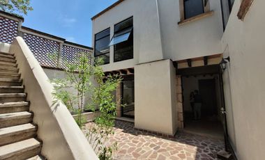 Casa en VENTA  o RENTA en Paseo de la Presa frente al parque Florencio Antillón