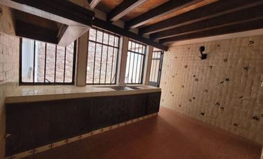 Casa en VENTA  o RENTA en Paseo de la Presa frente al parque Florencio Antillón