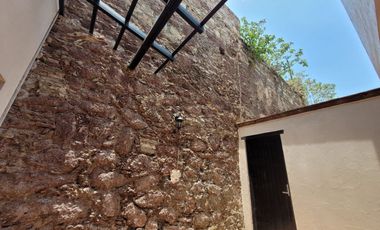 Casa en VENTA  o RENTA en Paseo de la Presa frente al parque Florencio Antillón