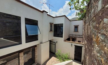 Casa en VENTA  o RENTA en Paseo de la Presa frente al parque Florencio Antillón