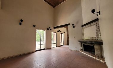 Casa en VENTA  o RENTA en Paseo de la Presa frente al parque Florencio Antillón