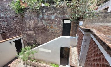Casa en VENTA  o RENTA en Paseo de la Presa frente al parque Florencio Antillón