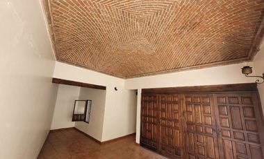 Casa en VENTA  o RENTA en Paseo de la Presa frente al parque Florencio Antillón