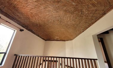 Casa en VENTA  o RENTA en Paseo de la Presa frente al parque Florencio Antillón