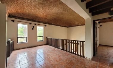 Casa en VENTA  o RENTA en Paseo de la Presa frente al parque Florencio Antillón
