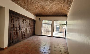 Casa en VENTA  o RENTA en Paseo de la Presa frente al parque Florencio Antillón