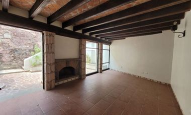 Casa en VENTA  o RENTA en Paseo de la Presa frente al parque Florencio Antillón