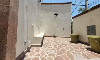 Casa en VENTA  o RENTA en Paseo de la Presa frente al parque Florencio Antillón