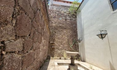 Casa en VENTA  o RENTA en Paseo de la Presa frente al parque Florencio Antillón