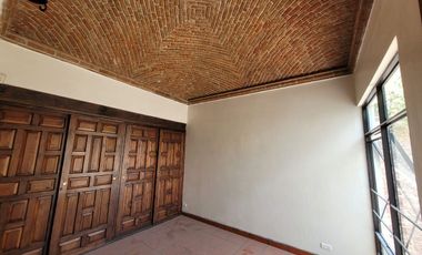 Casa en VENTA  o RENTA en Paseo de la Presa frente al parque Florencio Antillón