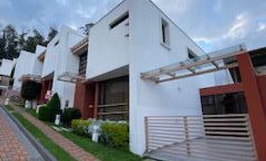 Venta Casa 3 Dormitorios, San Juan de Cumbayá - Conjunto Privado