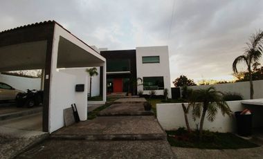 Hermosa Residencia en VISTA REAL con Alberca, Jardín, 4 Recámaras, 6 Baños..