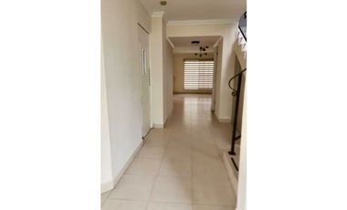 SE VENDE CASA DUPLEX EN ALTOS DE PANAM. AM