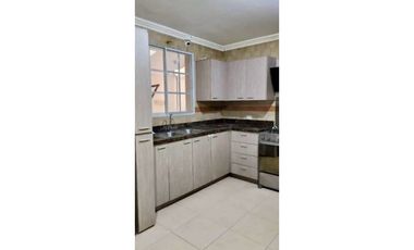 SE VENDE CASA DUPLEX EN ALTOS DE PANAM. AM