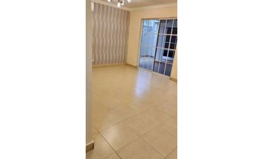 SE VENDE CASA DUPLEX EN ALTOS DE PANAM. AM