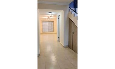 SE VENDE CASA DUPLEX EN ALTOS DE PANAM. AM