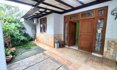 Rumah disewakan Jalan 1 Mobil agak lebar di Tebet Jaksel