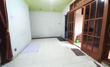 Rumah disewakan Jalan 1 Mobil agak lebar di Tebet Jaksel