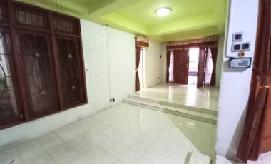 Rumah disewakan Jalan 1 Mobil agak lebar di Tebet Jaksel