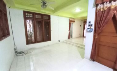 Rumah disewakan Jalan 1 Mobil agak lebar di Tebet Jaksel