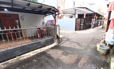 Rumah disewakan Jalan 1 Mobil agak lebar di Tebet Jaksel