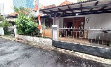 Rumah disewakan Jalan 1 Mobil agak lebar di Tebet Jaksel