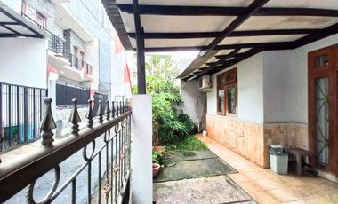 Rumah disewakan Jalan 1 Mobil agak lebar di Tebet Jaksel