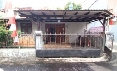 Rumah disewakan Jalan 1 Mobil agak lebar di Tebet Jaksel