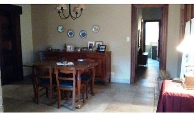 Chalet 5 ambientes en esquina. Garage/quincho zona Chauvin