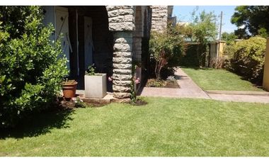 Chalet 5 ambientes en esquina. Garage/quincho zona Chauvin