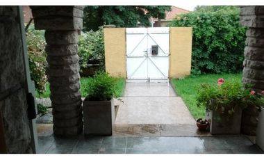 Chalet 5 ambientes en esquina. Garage/quincho zona Chauvin