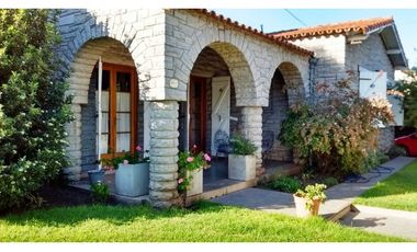 Chalet 5 ambientes en esquina. Garage/quincho zona Chauvin
