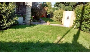 Chalet 5 ambientes en esquina. Garage/quincho zona Chauvin