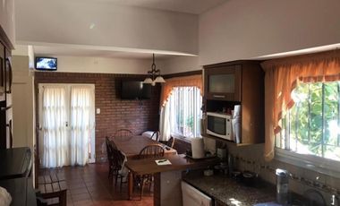En Venta - Hermoso Chalet 6 Ambientes en Barrio Guemes