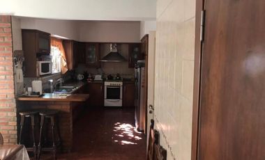 En Venta - Hermoso Chalet 6 Ambientes en Barrio Guemes