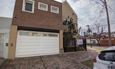 En Venta - Hermoso Chalet 6 Ambientes en Barrio Guemes