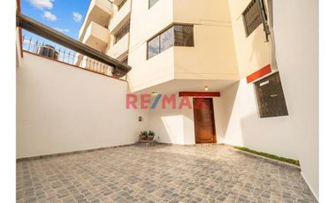 🏡🔑 ¡𝗢𝗣𝗢𝗥𝗧𝗨𝗡𝗜𝗗𝗔𝗗 Ú𝗡𝗜𝗖𝗔! Venta De Hermoso Departamento Tipo Casa En Mayorazgo - Límite Con La Molina 🌟