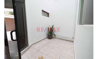 🏡🔑 ¡𝗢𝗣𝗢𝗥𝗧𝗨𝗡𝗜𝗗𝗔𝗗 Ú𝗡𝗜𝗖𝗔! Venta De Hermoso Departamento Tipo Casa En Mayorazgo - Límite Con La Molina 🌟