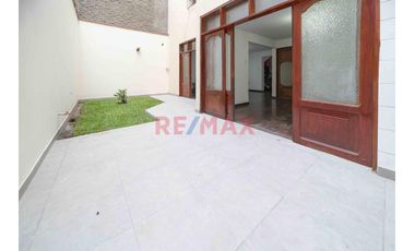 🏡🔑 ¡𝗢𝗣𝗢𝗥𝗧𝗨𝗡𝗜𝗗𝗔𝗗 Ú𝗡𝗜𝗖𝗔! Venta De Hermoso Departamento Tipo Casa En Mayorazgo - Límite Con La Molina 🌟