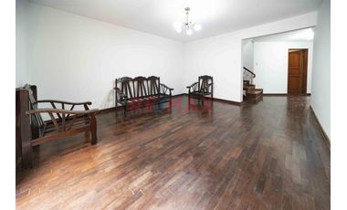 🏡🔑 ¡𝗢𝗣𝗢𝗥𝗧𝗨𝗡𝗜𝗗𝗔𝗗 Ú𝗡𝗜𝗖𝗔! Venta De Hermoso Departamento Tipo Casa En Mayorazgo - Límite Con La Molina 🌟