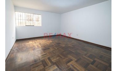 🏡🔑 ¡𝗢𝗣𝗢𝗥𝗧𝗨𝗡𝗜𝗗𝗔𝗗 Ú𝗡𝗜𝗖𝗔! Venta De Hermoso Departamento Tipo Casa En Mayorazgo - Límite Con La Molina 🌟