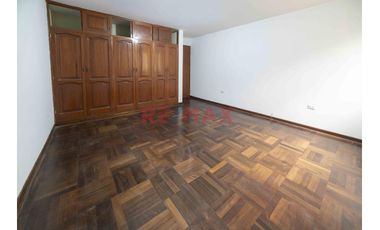 🏡🔑 ¡𝗢𝗣𝗢𝗥𝗧𝗨𝗡𝗜𝗗𝗔𝗗 Ú𝗡𝗜𝗖𝗔! Venta De Hermoso Departamento Tipo Casa En Mayorazgo - Límite Con La Molina 🌟