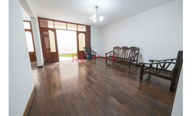 🏡🔑 ¡𝗢𝗣𝗢𝗥𝗧𝗨𝗡𝗜𝗗𝗔𝗗 Ú𝗡𝗜𝗖𝗔! Venta De Hermoso Departamento Tipo Casa En Mayorazgo - Límite Con La Molina 🌟
