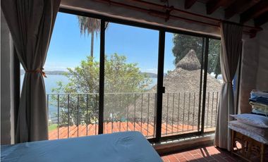 CASA EN VENTA A ORILLA DEL LAGO 
