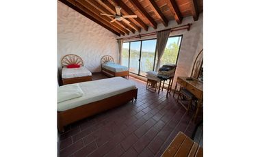 CASA EN VENTA A ORILLA DEL LAGO 