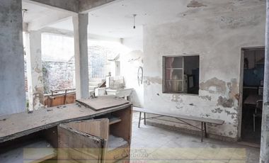 Casa Americana  a Modernizar en Loma Hermosa