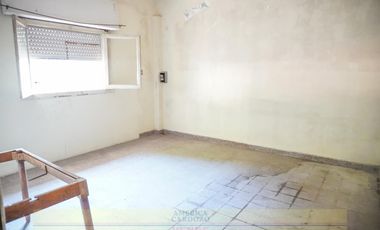 Casa Americana  a Modernizar en Loma Hermosa