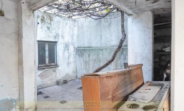 Casa Americana  a Modernizar en Loma Hermosa