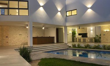 Casa en venta Mérida de  6 recámaras en privada de lujo- Estrene Agosto 2023