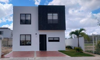 PREVENTA Casa de dos pisos en privada con amenidades, al norte de Mérida